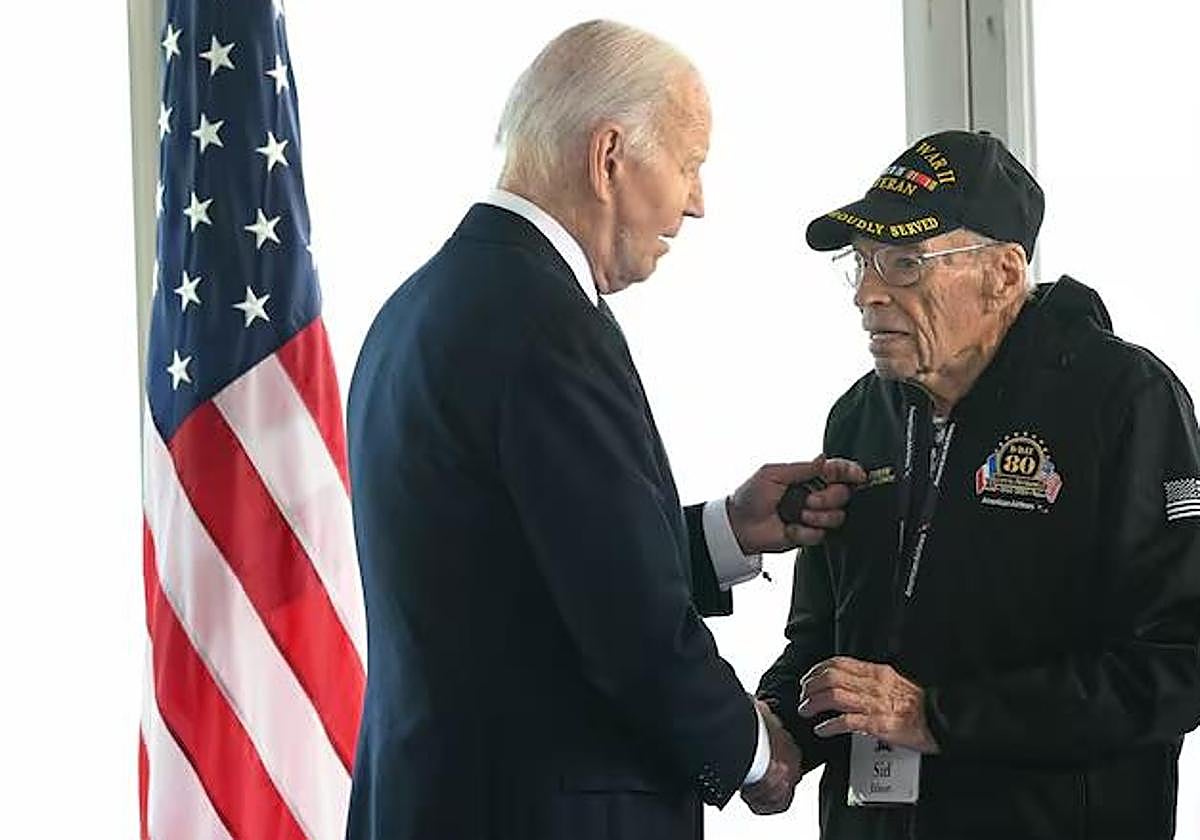 Biden conversa con un veterano.