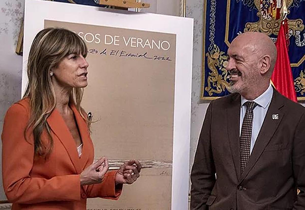Begoña Gómez y el rector de la Universidad Complutense, Joaquín Goyache, en un curso de verano.