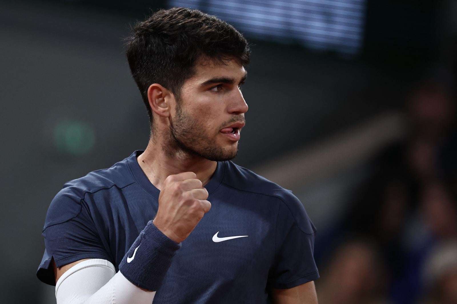 Carlos Alcaraz celebra un punto en Roland Garros