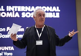 El cocinero Ferran Adrià, durante su intervención en el acto celebrado en la Universidad Pontificia Comillas.