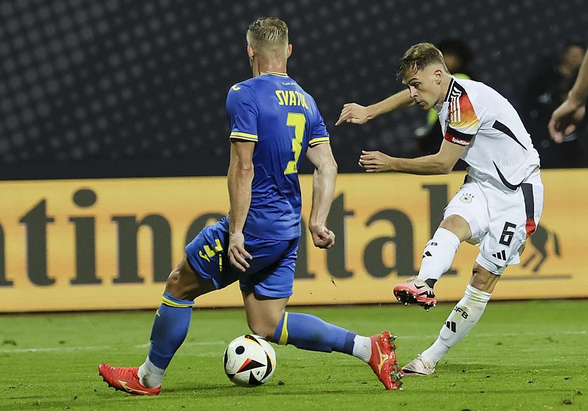 Joshua Kimmich, con la selección alemana en un partido contra Ucrania.