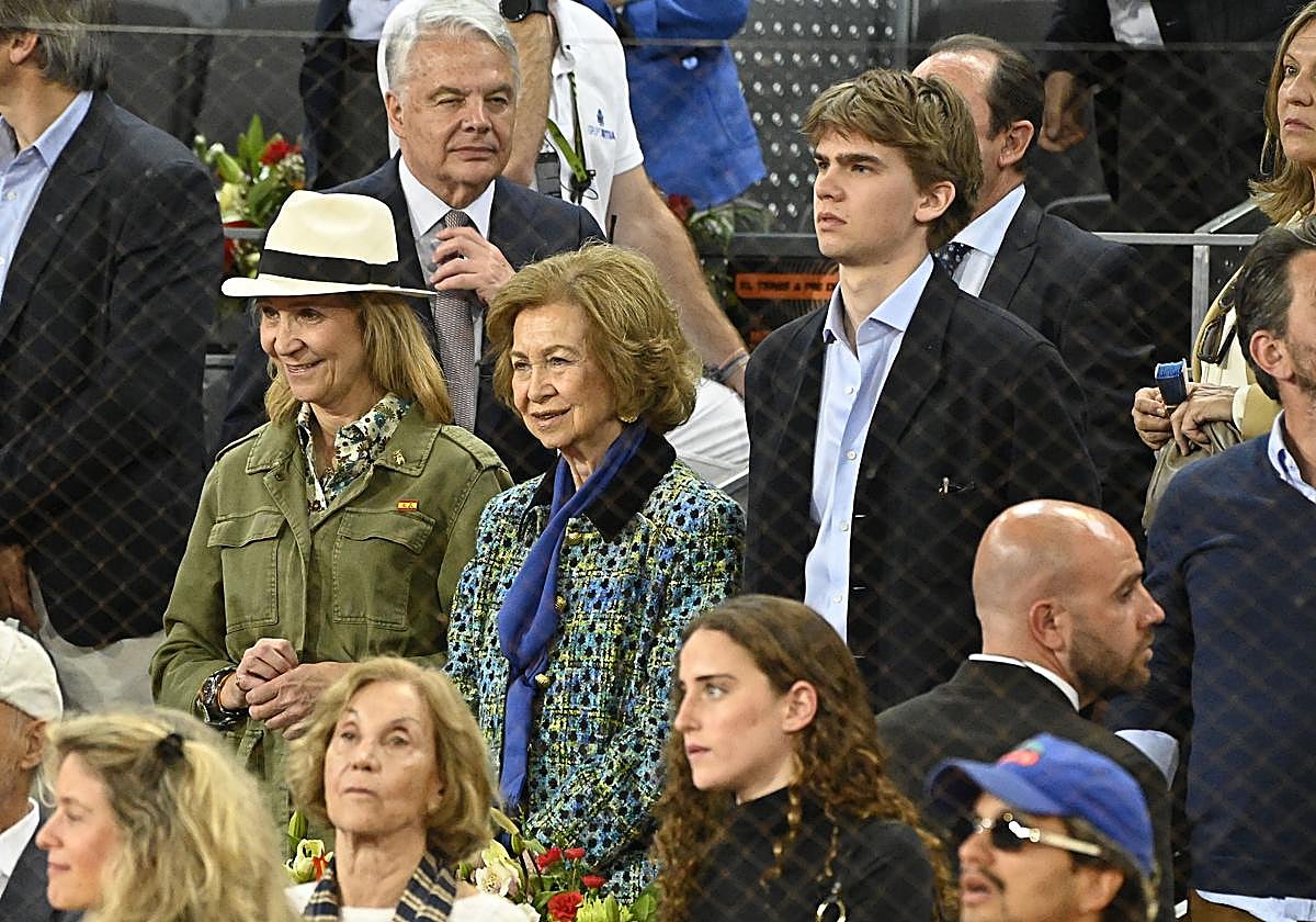 La infanta Elena, la Reina Sofía y Miguel Urdangarín asisten a la final del torneo Mutua Madrid Open en la Caja Mágica este año.