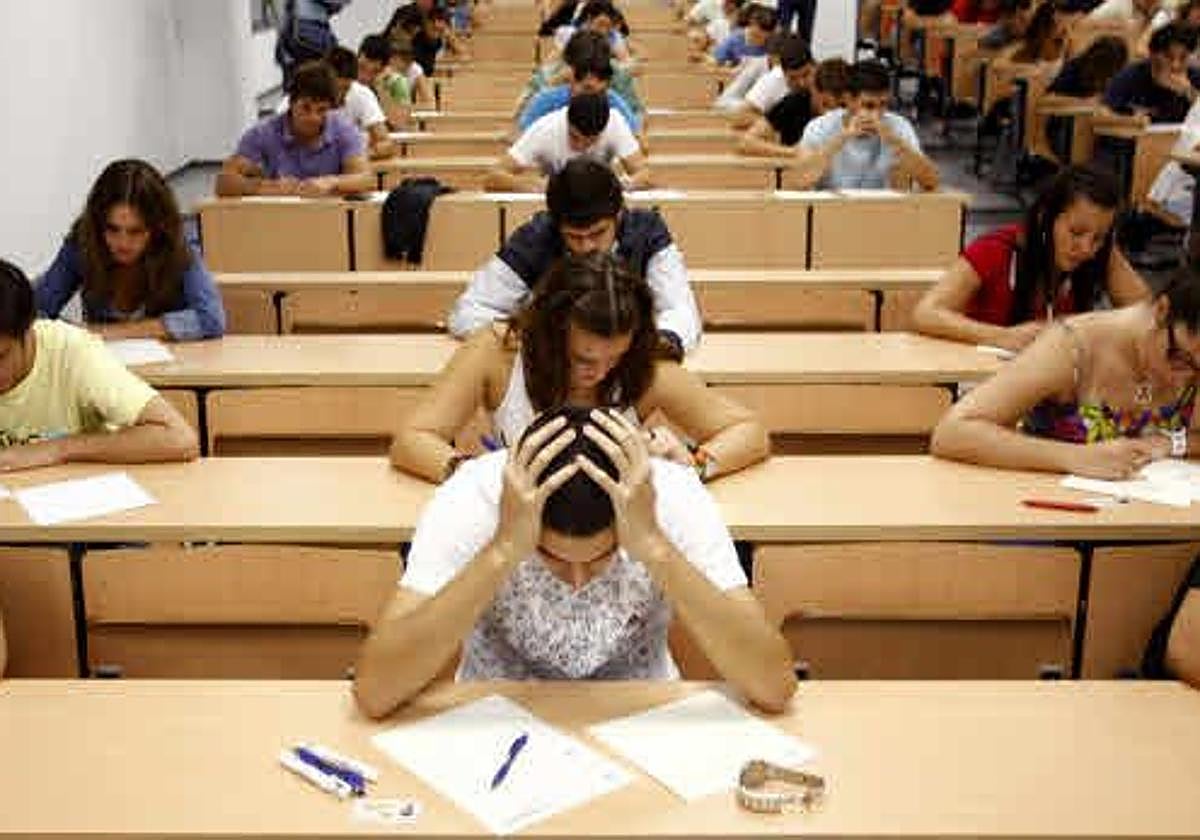 Estudiantes haciendo un examen en la universidad.