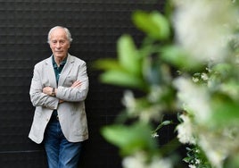 Richard Ford, en los jardines de un hotel madrileño.