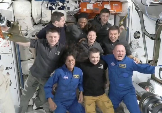 Barry 'Butch' Wilmore y Suni Williams, con monos azules, recibidos en la Estación Espacial Internacional.