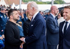 Volodímir Zelenski y Joe Biden se saludan en los actos de conmemoración del Día D.