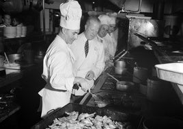 Un chef cocina en la plancha de un restaurante en Detroit en 1940.