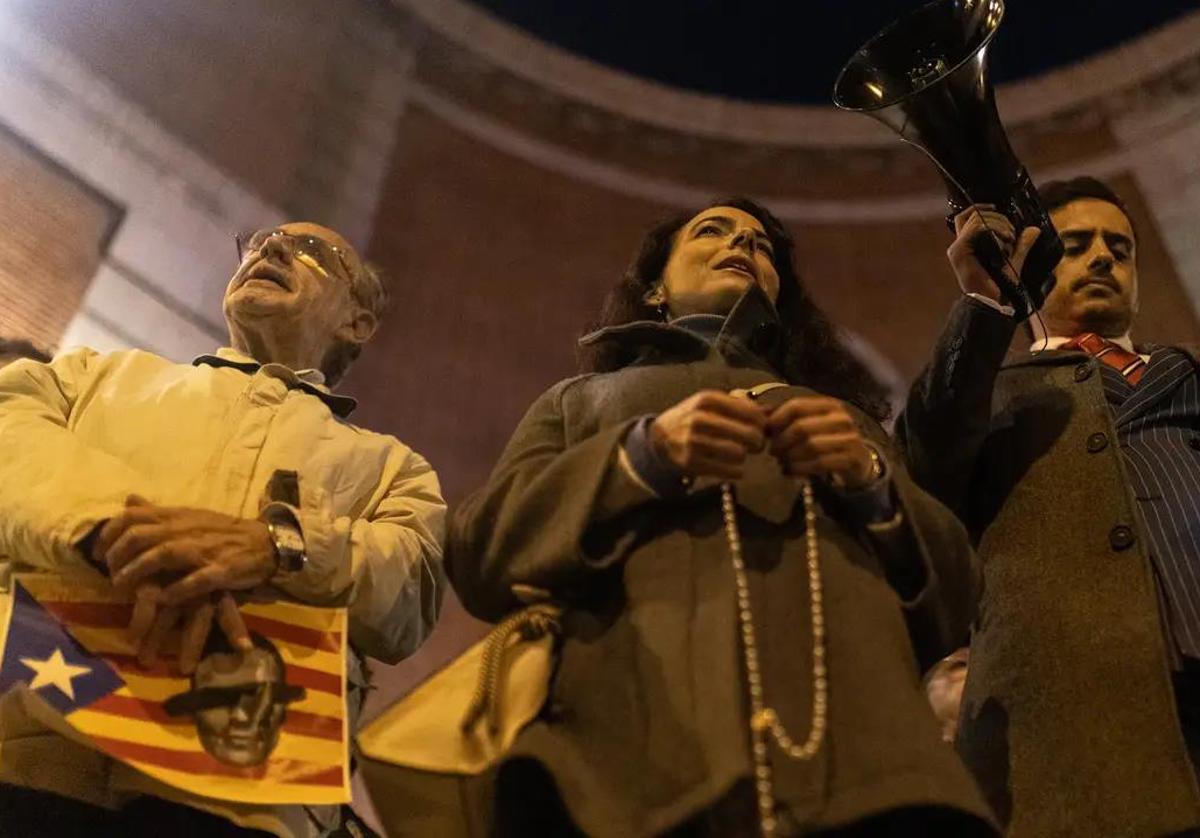 Una mujer con un rosario durante una manifestación frente a la sede del PSOE en Ferraz.