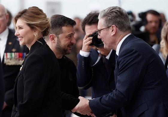 Keir Starmer, líder laborista, saluda a Volodímir Zelenski, presidente de Ucrania, durante los actos por el Día D en Francia.