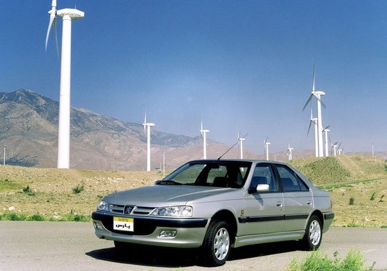 El Peugeot 405 fabricado por Iran Khodro, actualizado con elementos del 406 y bautizado como Pars