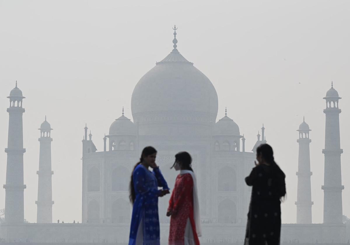 Con mascarilla al Taj Mahal, y no por el covid.