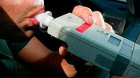 Un conductor se niega a hacer un control de alcoholemia, denuncia a los policías por obligarle y gana el juicio