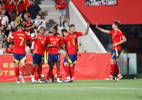 Pedri celebra el segundo de sus dos goles a Irlanda del Norte.