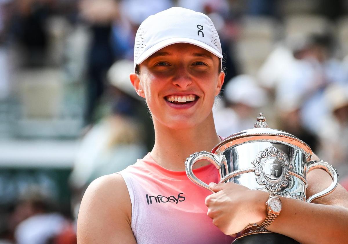 Iga Swiatek, con el trofeo de su cuarto título de Roland Garros.