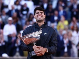 Alcaraz abraza el trofeo tras ganar la final contra el alemán Alexander Zverev