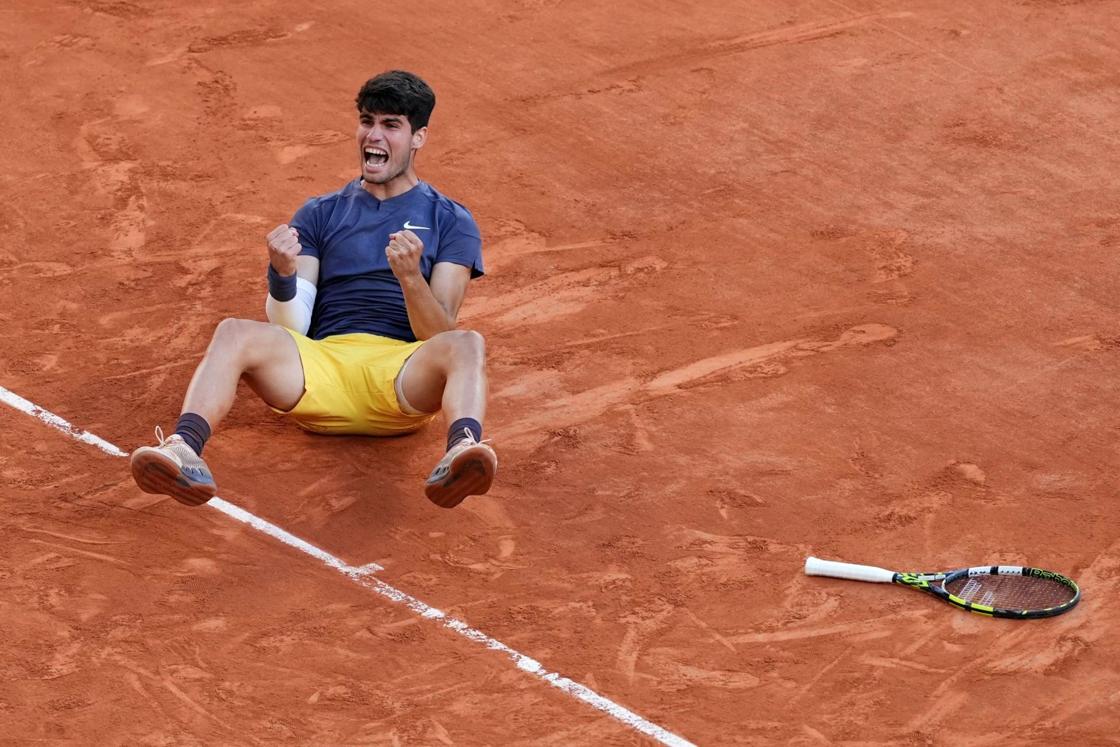 Carlos Alcaraz celebra el punto de partido que le hace tganar la final conta el alemán Alexander Zverev.