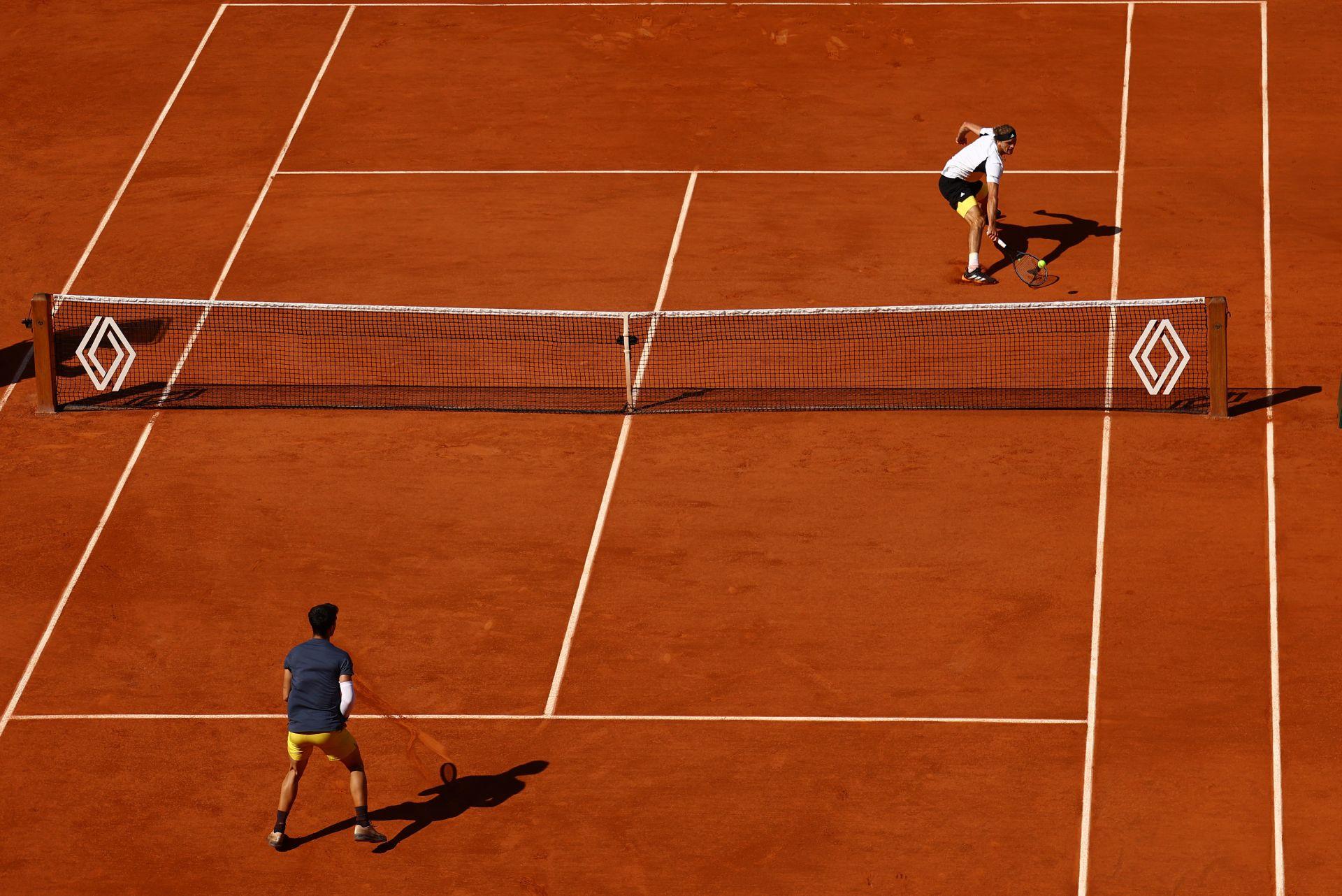 Zverev intenta controlar sin éxito un golpe de Alcaraz.