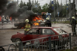 Un vehículo incendiado tras un bombardeo ruso en Járkov.