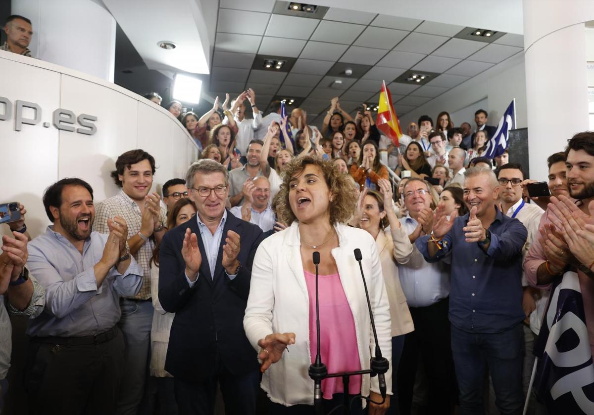 La cabeza de lista del PP a las elecciones
europeas, Dolors Montserrat (centro), junto al líder del PP,
Alberto Núñez Feijóo (2i), celebran los resultados de las
elecciones europeas