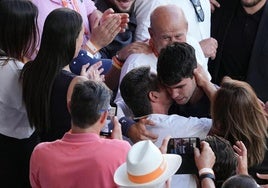 Carlos Alcaraz se abraz a su padre tras ganar la corona de Roland Garros.