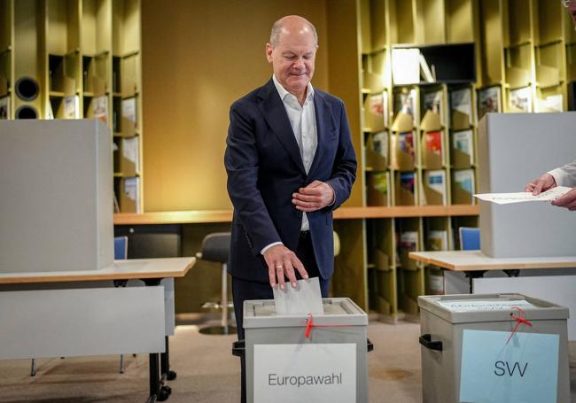 El canciller Olaf Scholz deposita su voto en un colegio electoral de Potsdam.