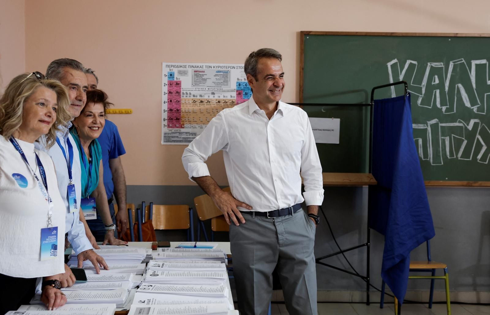 El primer ministro griego, Kyriakos Mitsotakis, llega para depositar su voto durante las elecciones al Parlamento Europeo en Atenas. Un total de 31 partidos políticos y coaliciones con 1.168 candidatos concurren a las elecciones en Grecia.