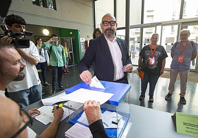 Jordi Cañas mete su voto en la urna