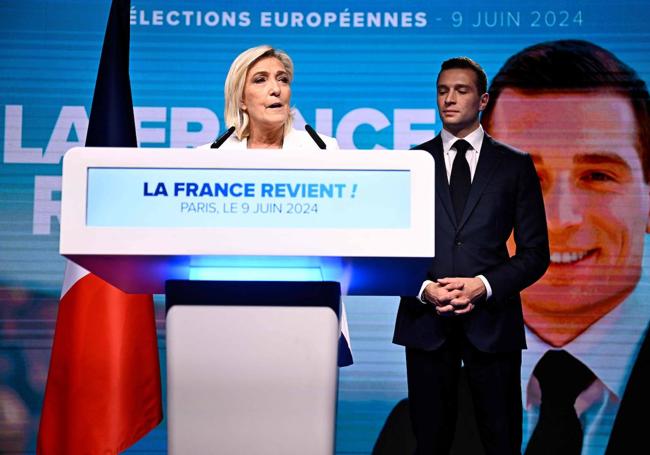 Marine Le Pen y Jordan Bardella comparecen tras su victoria en las elecciones europeas.