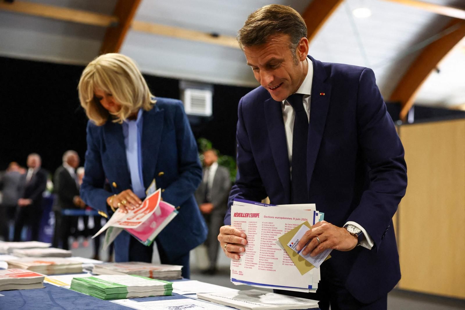 El presidente francés, Emmanuel Macron, ha votado, junto a su esposa, Brigitte, a las 13:45 horas en la localidad de Le Touquet-Paris-Plage, al norte de Francia, donde la pareja presidencial tiene una casa junto a la playa. 