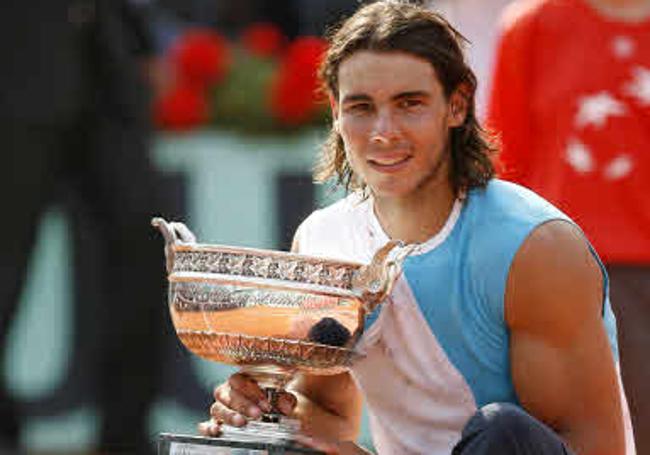 Rafa Nadal posando con su tercer trofeo de campeón de Roland Garros