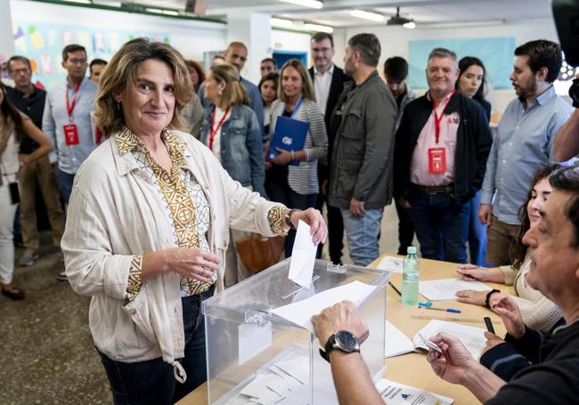 Teresa Ribera vota con la zurda.