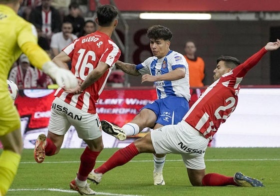 El Espanyol golpea al Sporting en El Molinón a última hora