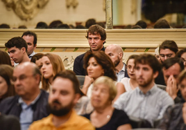 David Azagra, mira al frente sentado en la última fila en un acto de la Diputación de Badajoz, en 2017