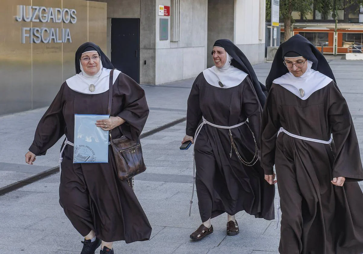 La madre superiora del convento de Belorado, Sor Isabel de la Trinidad, y otras dos monjas cismáticas, a su salida del juzgado de Burgos tras denunciar a Iceta.