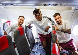 Remiro, Nico y Baena ayer en el avión que les llevó a Alemania, lugar donde se disputa la Eurocopa.