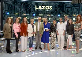 Jordi González, en el centro, junto a María Eizaguirre, directora de comunicación de RTVE, rodeados del equipo de 'Lazos de sangre'.