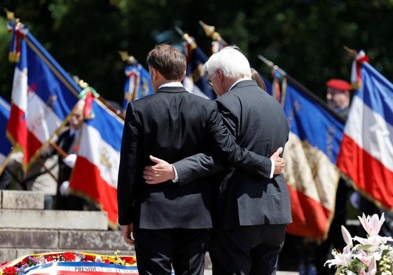 Macron y el presidente alemán, Frank-Walter Steinmeier, rinden homenaje a las 643 víctimas de la matanza llevada a cabo por los nazis en Oradour-sur-Glane el 10 de junio de 1944.