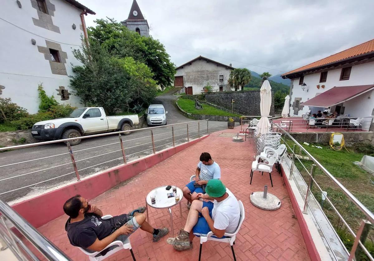 Varias personas toman algo en la terraza del ostatu de Orexa.