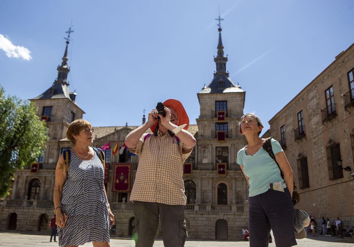 Turistas paseando por Toledo.