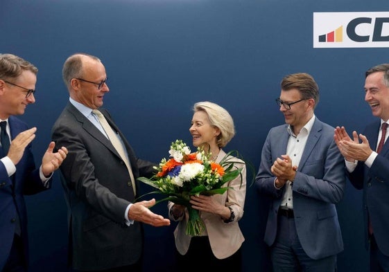 La presidenta de la Comisión Europea, Ursula von der Leyen, celebra la victoria electoral junto a sus compañeros de la CDU, en Berlín.