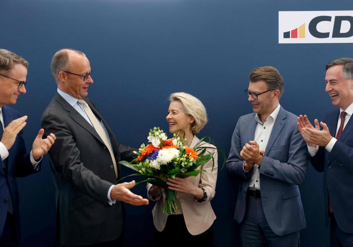 La presidenta de la Comisión Europea, Ursula von der Leyen, celebra la victoria electoral junto a sus compañeros de la CDU, en Berlín.