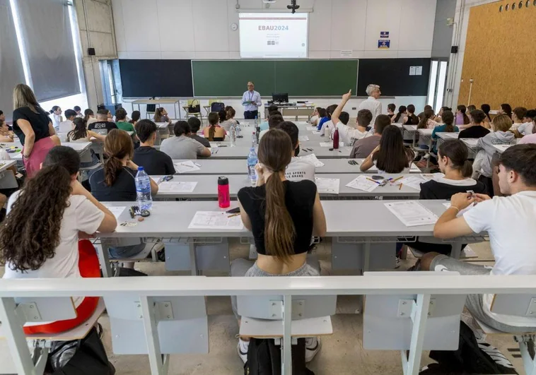 Varios estudiantes antes de comenzar la EBAU de este año.