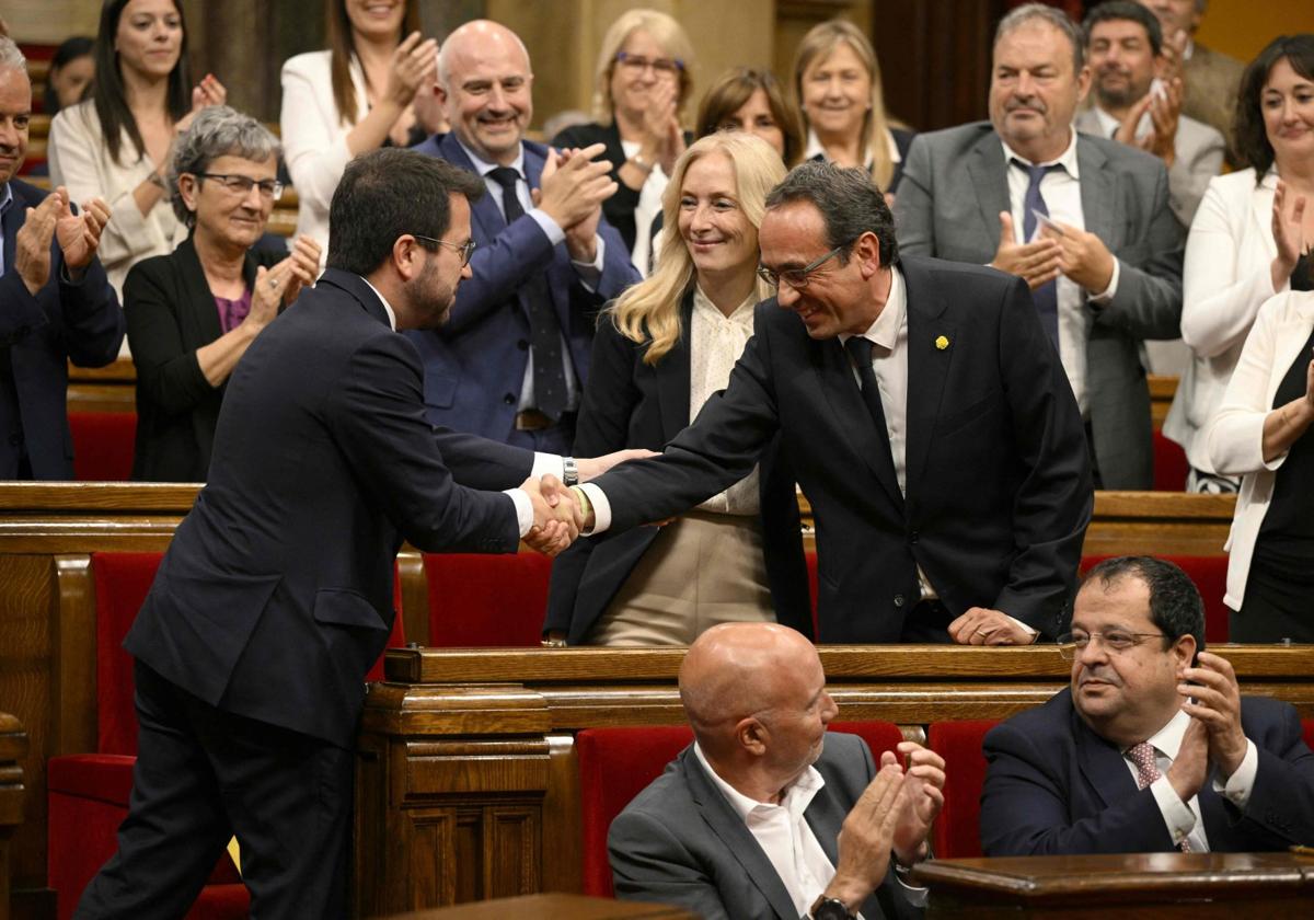 Josep Rull es felicitado por Pere Aragonès tras ser elegido presidente de Parlamento de Cataluña.