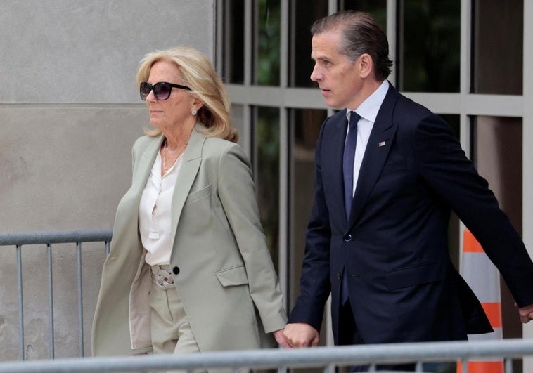 Hunter Biden abandona el tribunal de la mano de su madrastra, la primera dama Jill Biden.