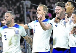 Los jugadores de la selección inglesa celebran un gol ante Escocia.