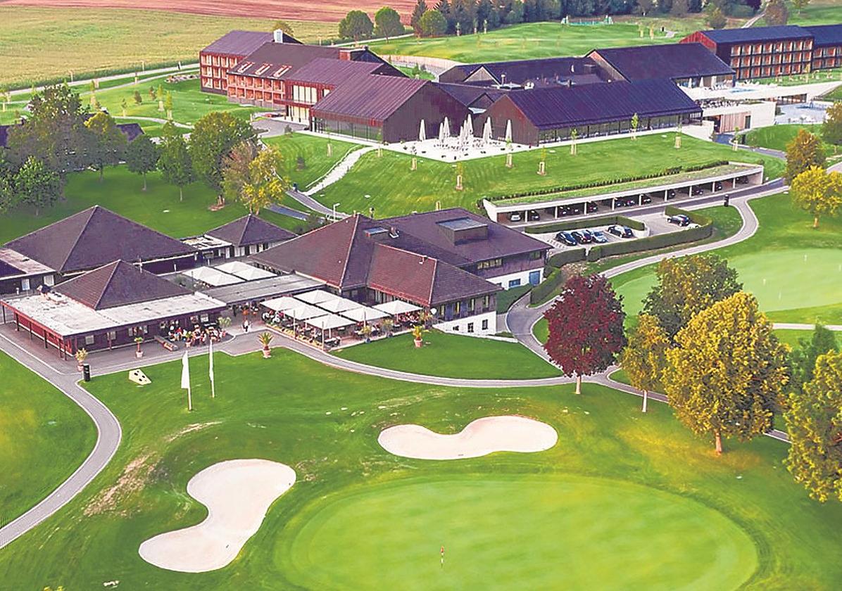 El resort tiene tres campos de golf con 45 hoyos en los alrededores.