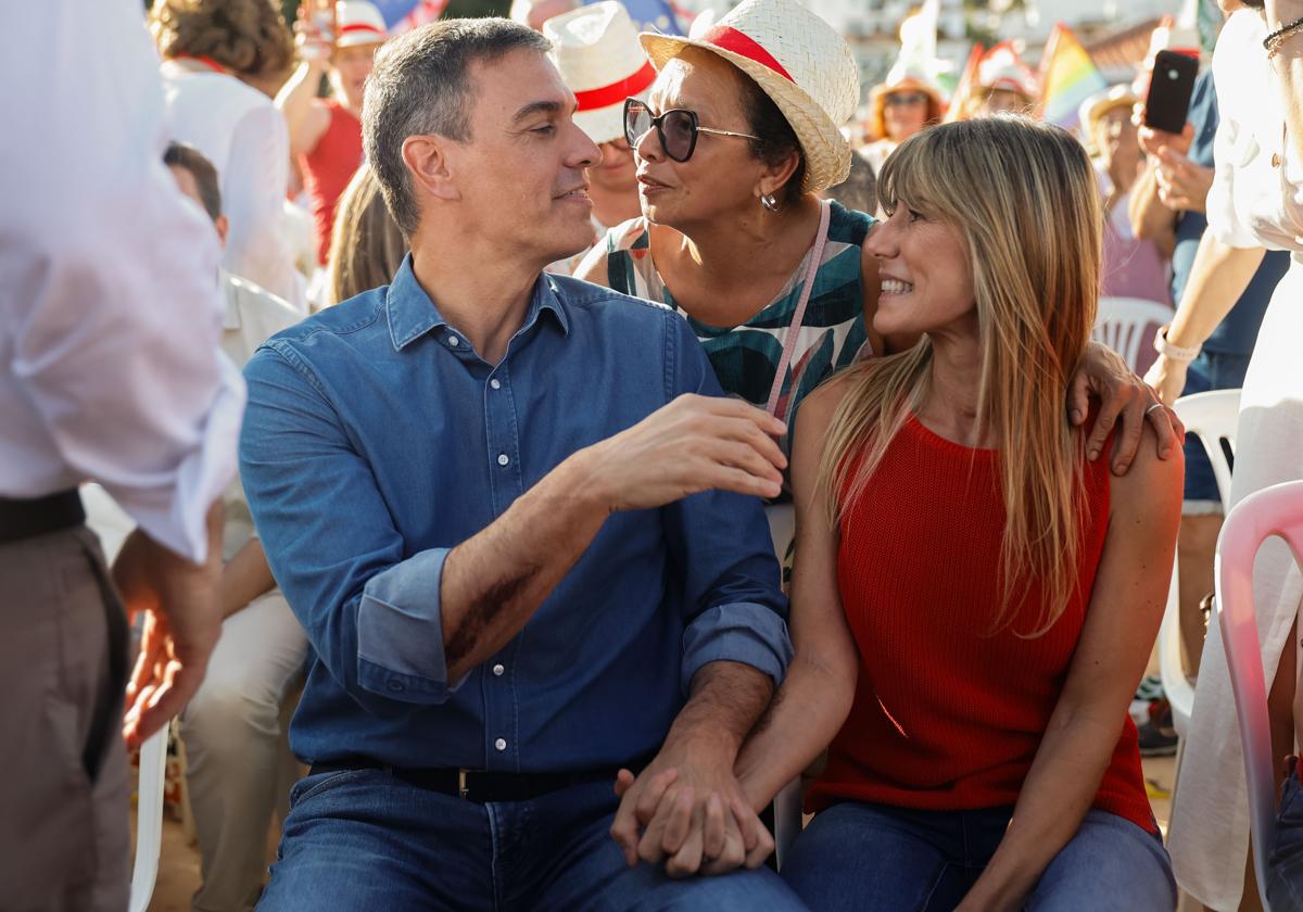 Pedro Sánchez junto a su mujer, Begoña Gómez, durante uno de los mítines de la campaña europea