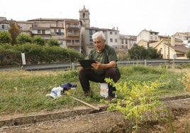 Un vecino de Santa Cruz de Campezo (Álava) conectado por 5G en su tablet.