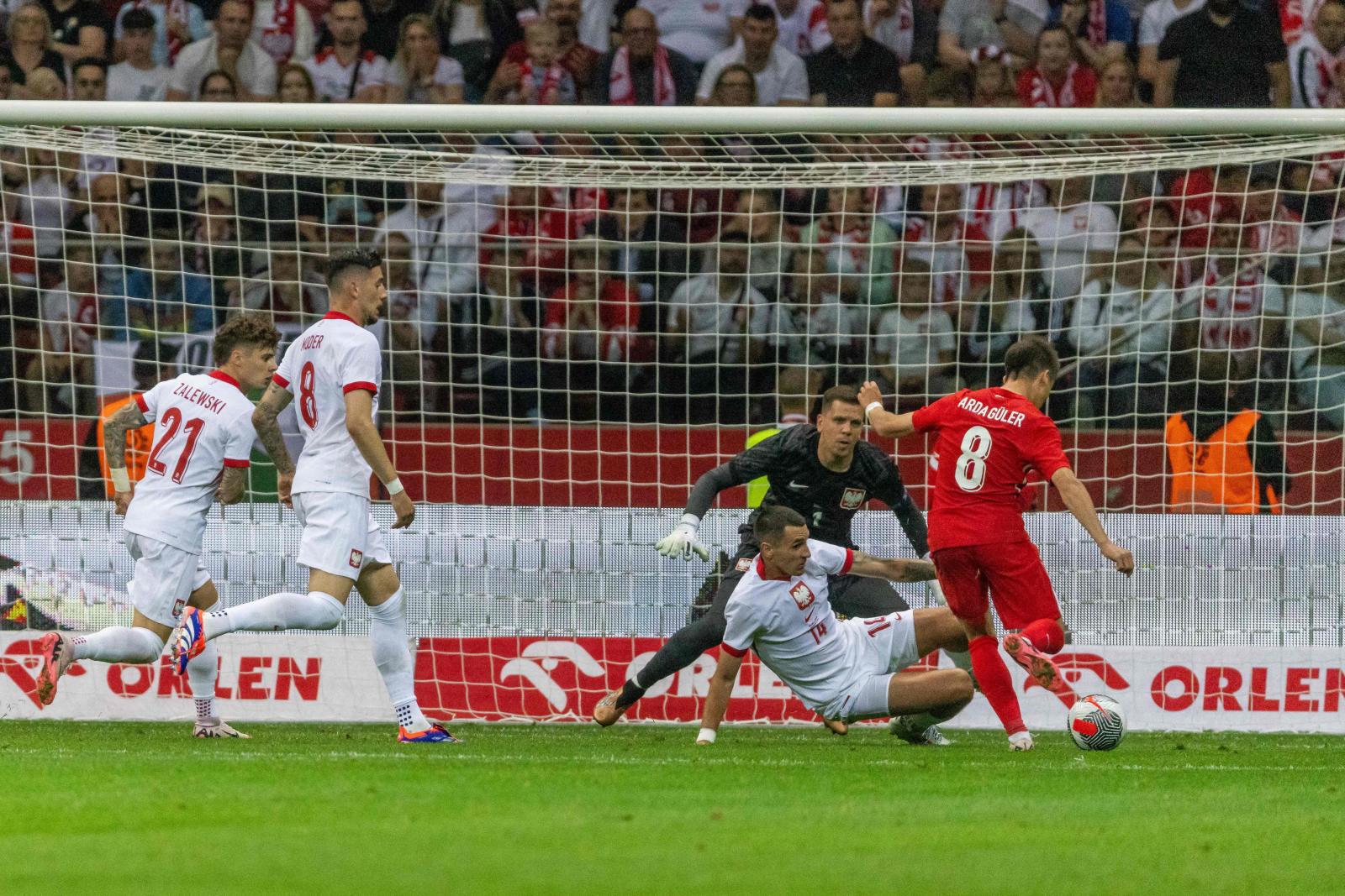 Arda Güler anota un gol ante Polonia.