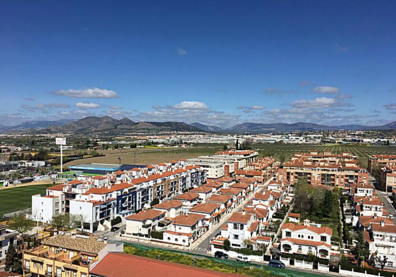 Tira a su novia de un coche en marcha en Granada tras una discusión